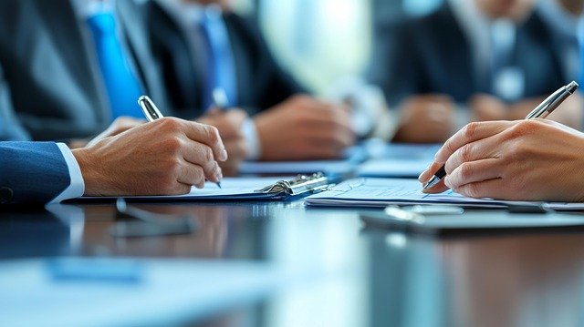 Signature d'un document en réunion professionnelle
